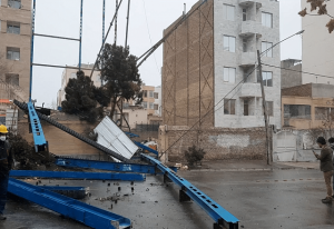 ریزش اسکلت‌ های فلزی ساختمان‌ ها در پی توفان اخیر در شهر مشهد